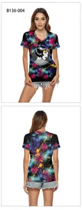 Détail d'un t-shirt à col en V avec imprimé galaxie et graphique de personnage anime