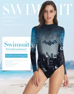 Détail d'un maillot de bain manches longues avec imprimé Batman et motif de ville
