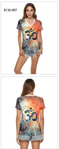 Détail du t-shirt col V avec imprimé mandala et symbole Om sur le devant et l'arrière