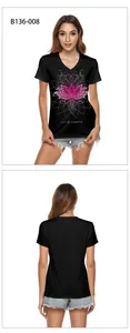 Vue détaillée du t-shirt noir à col en V pour femme avec imprimé lotus rose artistique