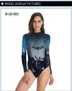 Détail du col montant et de l'imprimé Batman sur le maillot de bain à manches longues