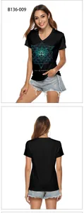 Vue avant et arrière du t-shirt noir col en V avec imprimé lotus bleu et texte