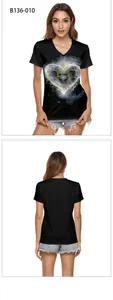 Détail recto-verso du T-shirt col en V avec imprimé Bouddha doré et motif nébuleuse