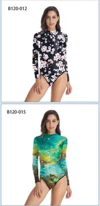 Détail de maillots de bain à col montant et manches longues avec motifs fleurs et nébuleuse