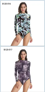 Détails des imprimés floraux tropicaux et violets abstraits sur maillots de bain manches longues