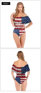 Detail van off-shoulder badpak uit één stuk met Amerikaanse vlag print en ruches bij hals