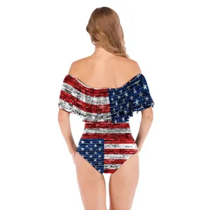 Off-shoulder ruches badpak uit één stuk met Amerikaanse vlag print en baksteen textuur