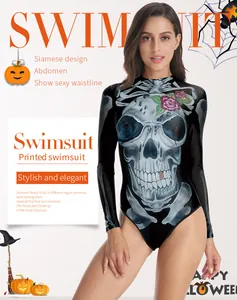 Détail du maillot de bain tête de mort avec araignée rouge et fleurs décoratives