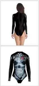 Détail du maillot de bain tête de mort avec motifs floraux et fermeture éclair au dos