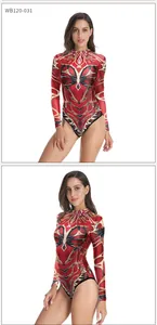 Détail du maillot de bain manches longues rouge avec motif armure mécanique et crâne