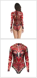 Détail de l'imprimé crâne rouge et or sur le maillot de bain une pièce à manches longues et zip