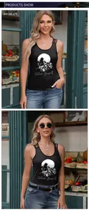 Detailansicht des schwarzen Tanktops mit Totenkopf-Print und Riemchen-Ausschnitt-Design