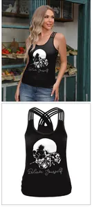 Detail der gekreuzten Riemchen am Rücken und Totenkopf-Print auf schwarzem Tanktop