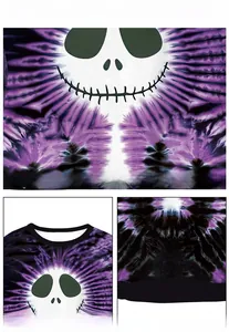 Détail du col rond et du motif de crâne tie-dye violet imprimé sur le sweat à capuche