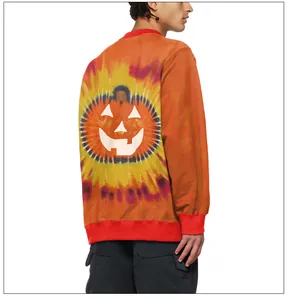 Détail de l'imprimé citrouille d'Halloween sur le sweat-shirt tie-dye orange et rouge
