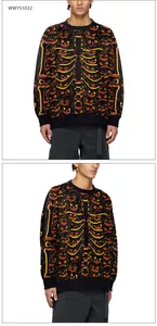 Détail du sweat d'Halloween avec imprimé citrouille-squelette orange et col côtelé