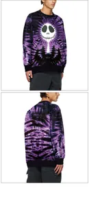 Détail du tissu tie-dye violet et de l'imprimé crâne blanc sur un sweat à col rond