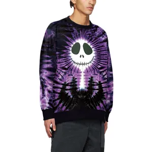 Détail de l'imprimé Jack Skellington sur le sweat-shirt tie-dye violet et noir