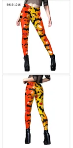 Détail de legging d'Halloween taille haute avec imprimés chauve-souris et crâne en orange vif
