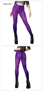 Détail du legging dégradé violet avec imprimé toile d'araignée blanche pour Halloween