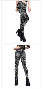 Detalle de leggings de Halloween con telarañas blancas, lunas púrpuras y estrellas