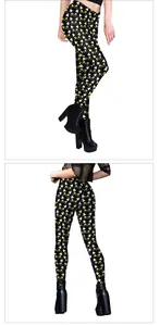 Detalle de leggings de Halloween con estampado de ojos de gato amarillos y corte slim