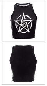 Dettaglio del crop top nero con stampa a pentagramma bianca e vista posteriore della canotta
