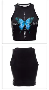 Dettaglio del crop top nero con farfalla blu e grafiche con rune bianche ricamate