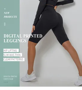 Détail du short de yoga taille haute avec design sculptant et effet push-up sans couture