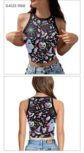 Viste dettagliate fronte e retro di un crop top nero con stampe digitali di Halloween