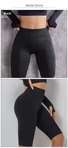 Vue de face et de côté du short de yoga noir taille haute et du crop top assorti