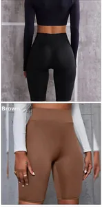 Détail du short de yoga taille haute noir et marron avec couture push-up fessier