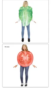 Détail de l'imprimé laitue et tomate sur costume de cosplay végétal créatif