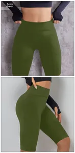 Détail du short de yoga taille haute vert armée avec tissu élastique sans couture