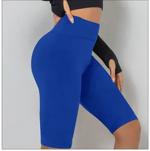 Détail du short de yoga bleu roi à taille haute avec coupe sans couture galbante