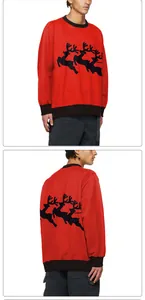 Detail van rood kerstsweatshirt met rendierprints en zwarte geribbelde boorden
