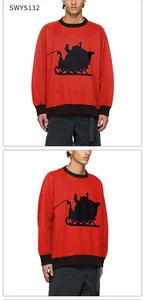 Detail van de kerst-rendierprint op een rode sweater met lange mouwen voor de winter