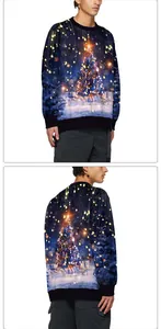 Detailweergaven van kerstsweatshirt met feestelijke digitale print van rendieren en bomen