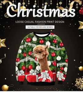 Detailweergave van kersttrui met digitale hertenprint en feestelijke boompatronen