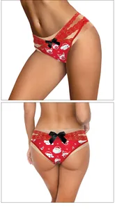 Detailansicht der roten Weihnachtsunterwäsche mit Rentier-Print und Spitze vorne