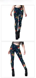Détail de legging de Noël avec imprimés rennes et flocons de neige sur tissu bleu marine