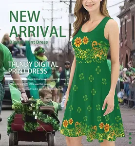 Détail de la robe sans manches Saint-Patrick avec imprimé numérique trèfles et tournesols