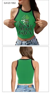 Détail du crop top Saint-Patrick avec slogan irlandais et motif trèfle vert