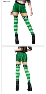 Détail de legging Saint-Patrick avec motif trèfle vert et imprimé de chaussettes rayées
