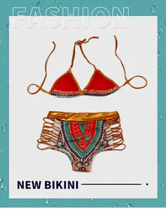 Detalle de bikini rojo con braguita de talle alto con estampado tribal y lazos dorados