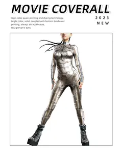 Dettaglio della stampa digitale 3D sulla tuta cyborg meccanica in stile sci-fi