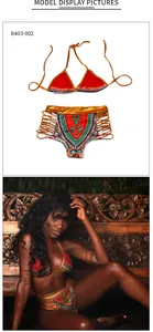 Detalle de bikini halter rojo con bordes dorados y braga de talle alto con estampado étnico