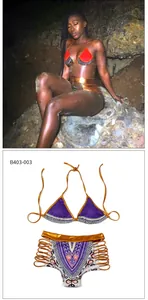 Detalle de bikini con estampado dashiki africano, cortes laterales y ribete dorado
