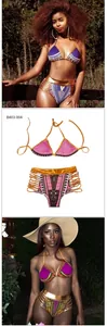 Detalle de bikini de talle alto con estampado étnico y recortes laterales dorados