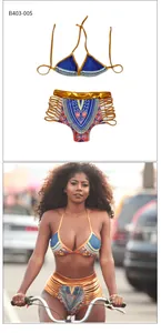 Detalle de braga de bikini de talle alto con estampado étnico y tiras metálicas